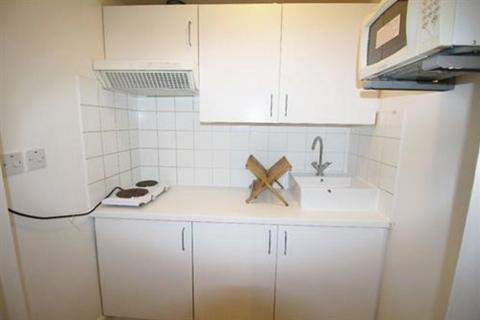 Studio to rent, Park Avenue North, London, NW10