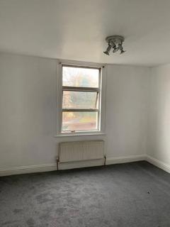 Studio to rent, Station Road, London N3