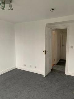 Studio to rent, Station Road, London N3