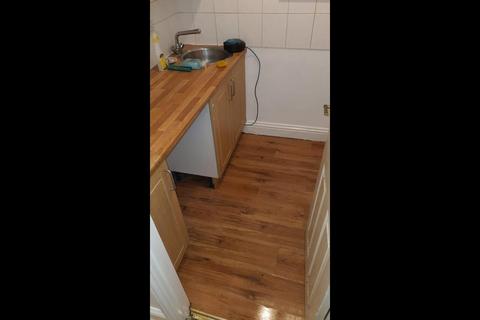 Studio to rent, Station Road, London N3