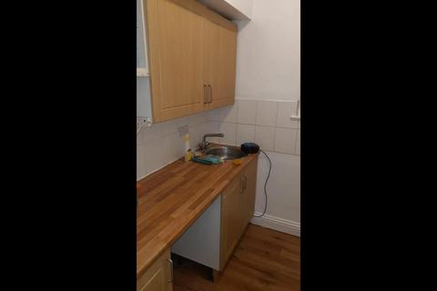 Studio to rent, Station Road, London N3