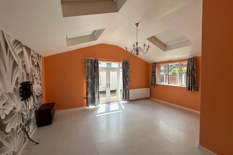 3 bedroom semi-detached house to rent, Cherry Tree Walk, Stretford, M32