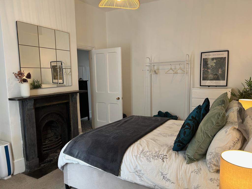 Back bedroom ( pic a )