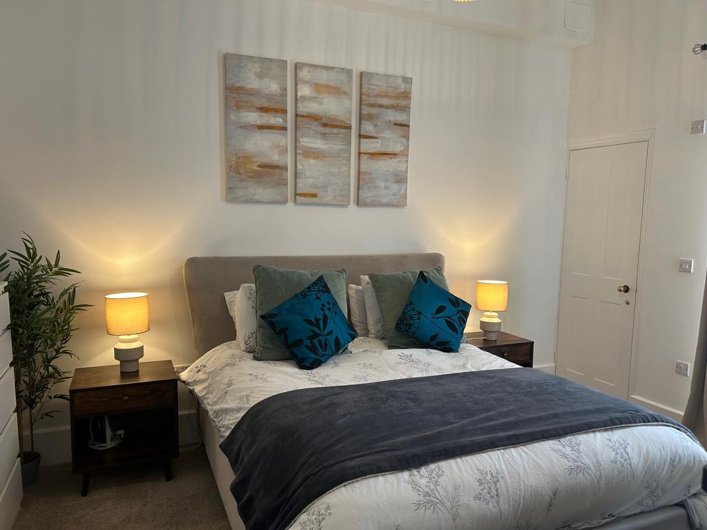 Back bedroom ( pic b)