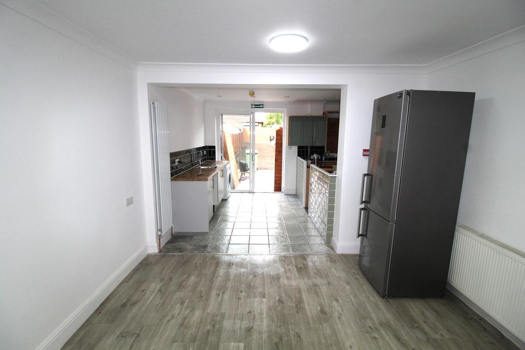 5 bedroom semi-detached house to rent