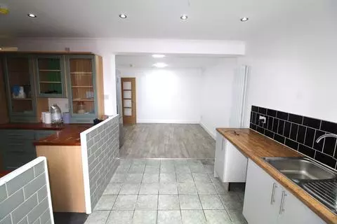 5 bedroom semi-detached house to rent – pohled 2