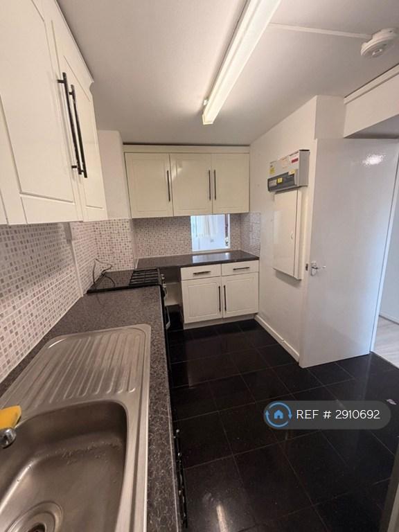 Apartment in London, London Borough of Enfield - View 3
