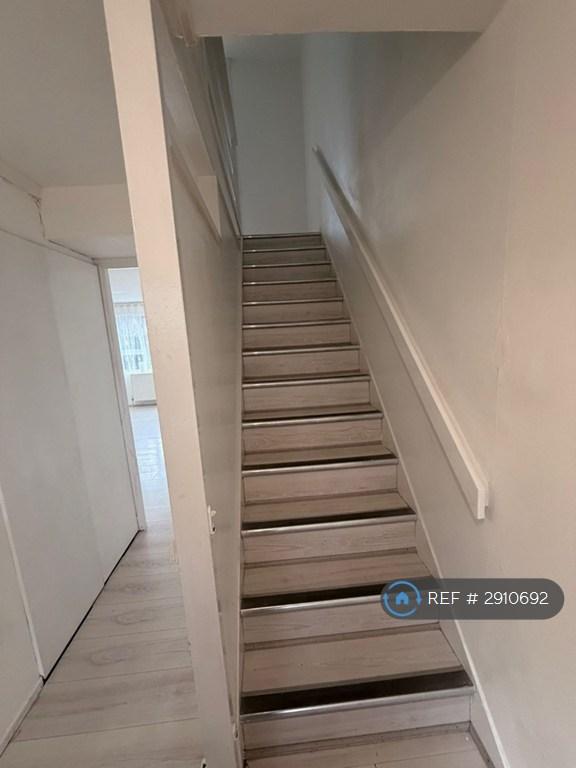 Apartment in London, London Borough of Enfield - View 4