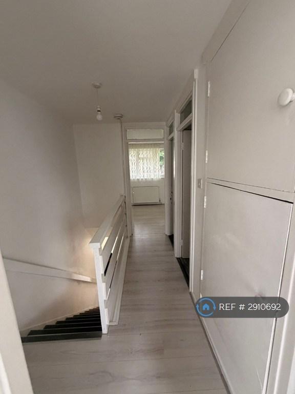 Apartment in London, London Borough of Enfield - View 5