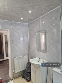 1 bedroom flat to rent, Harlington, Hayes, UB3