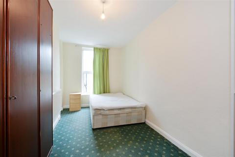 4 bedroom terraced house to rent, Chisenhale Road, London
