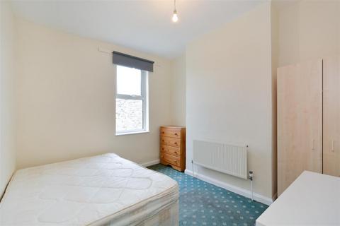 4 bedroom terraced house to rent, Chisenhale Road, London