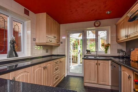 4 bedroom detached house for sale, Redcliffe Drive, Wombourne, Wolverhampton