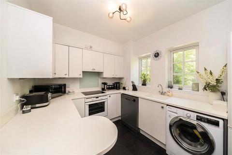 2 bedroom flat for sale, Gilbert Close, London SE18