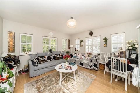 2 bedroom flat for sale, Gilbert Close, London SE18