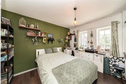 2 bedroom flat for sale, Gilbert Close, London SE18