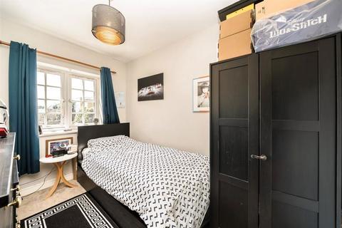 2 bedroom flat for sale, Gilbert Close, London SE18