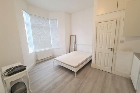 Studio to rent, Neasdon Lane, London, NW10