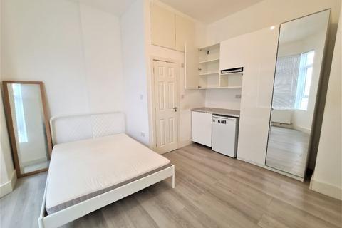 Studio to rent, Neasdon Lane, London, NW10