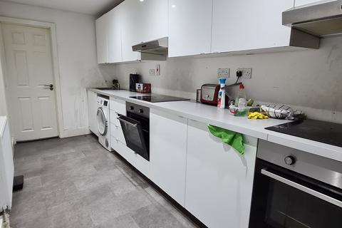 Studio to rent, Neasdon Lane, London, NW10