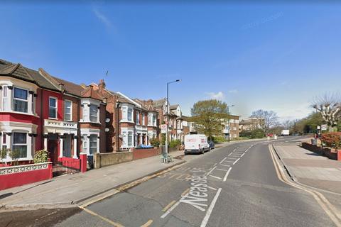 Studio to rent, Neasdon Lane, London, NW10