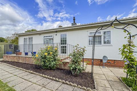 2 bedroom park home for sale, Willows Riverside Park, Windsor