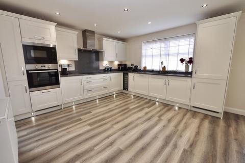 4 bedroom detached house for sale, Woodland Crescent, Doncaster DN7