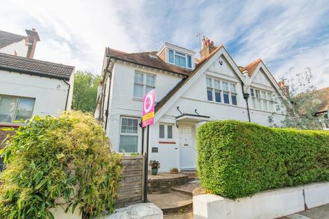 Flat - York Avenue, Hove