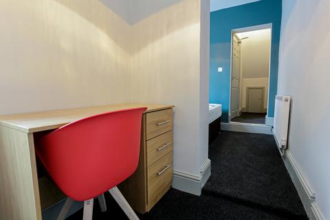 3 bedroom terraced house to rent, Martin Street, Salford