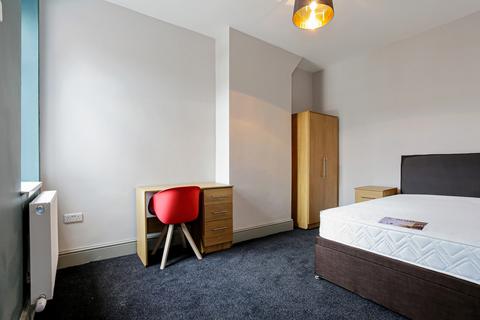 3 bedroom terraced house to rent, Martin Street, Salford