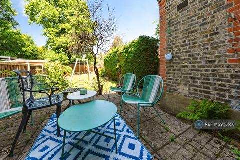 2 bedroom flat to rent, Queen Anne Court, Bromley, BR2