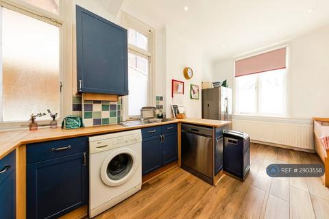 2 bedroom flat to rent, Queen Anne Court, Bromley, BR2