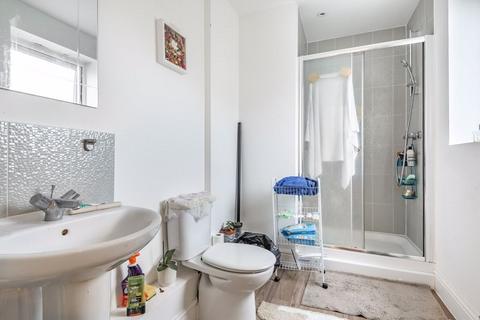 2 bedroom apartment to rent, Mayfair Court, Hunting Place, Hounslow, TW5