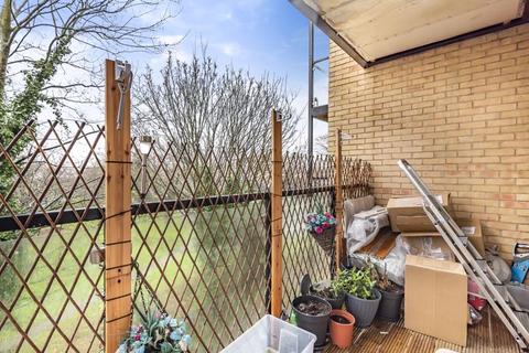 2 bedroom apartment to rent, Mayfair Court, Hunting Place, Hounslow, TW5