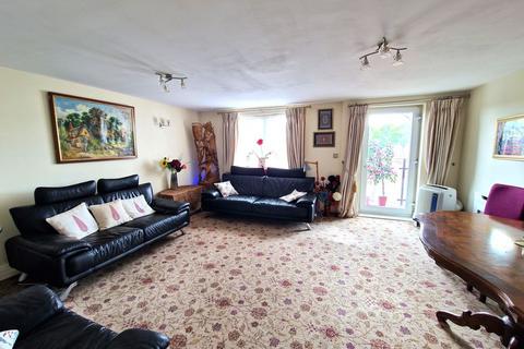 3 bedroom flat for sale, Tilbury Close, Hatch End