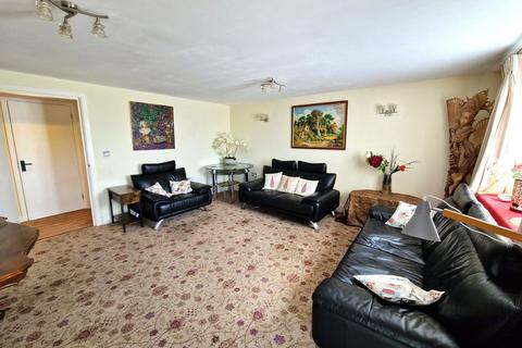 3 bedroom flat for sale, Tilbury Close, Hatch End
