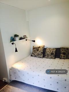 Studio to rent, Salcombe Gardens, London, NW7