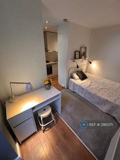 Studio to rent, Salcombe Gardens, London, NW7