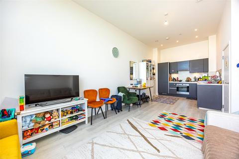 2 bedroom apartment for sale, Carnation Gardens, Hayes, UB3