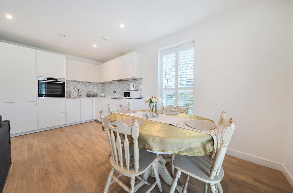Apartment in London, London Borough of Ealing - View 4