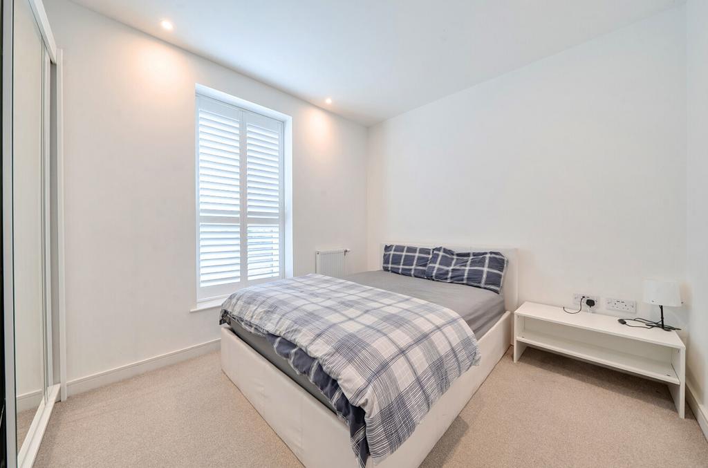 Apartment in London, London Borough of Ealing - View 5