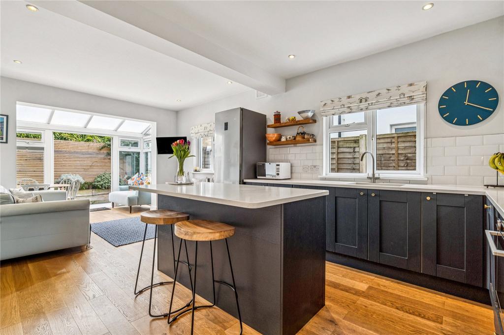 Garratt Lane, SW18 3 bed apartment for sale - £650,000