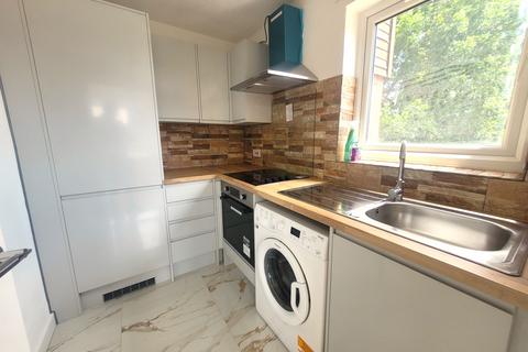 Studio to rent, Braemar Gardens, SLOUGH, SL1