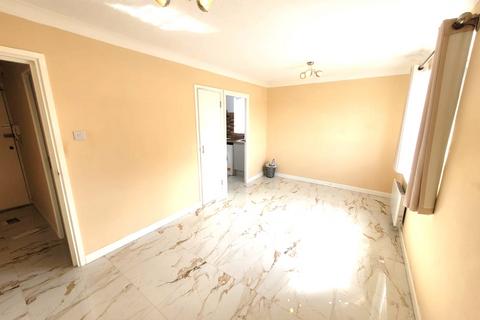 Studio to rent, Braemar Gardens, SLOUGH, SL1