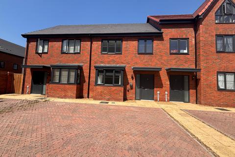 3 bedroom terraced house to rent, Osbourne Gardens, Aylesbury, HP21