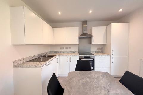 3 bedroom terraced house to rent, Osbourne Gardens, Aylesbury, HP21