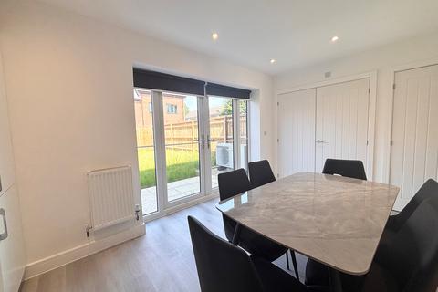 3 bedroom terraced house to rent, Osbourne Gardens, Aylesbury, HP21
