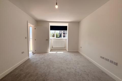 3 bedroom terraced house to rent, Osbourne Gardens, Aylesbury, HP21