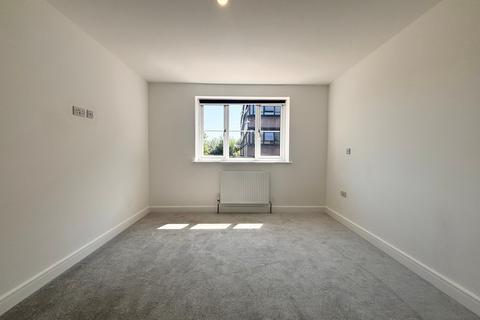 3 bedroom terraced house to rent, Osbourne Gardens, Aylesbury, HP21