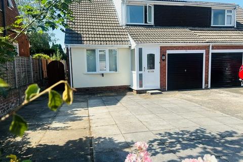3 bedroom semi-detached house to rent, Lodge Drive, Northwich, CW9